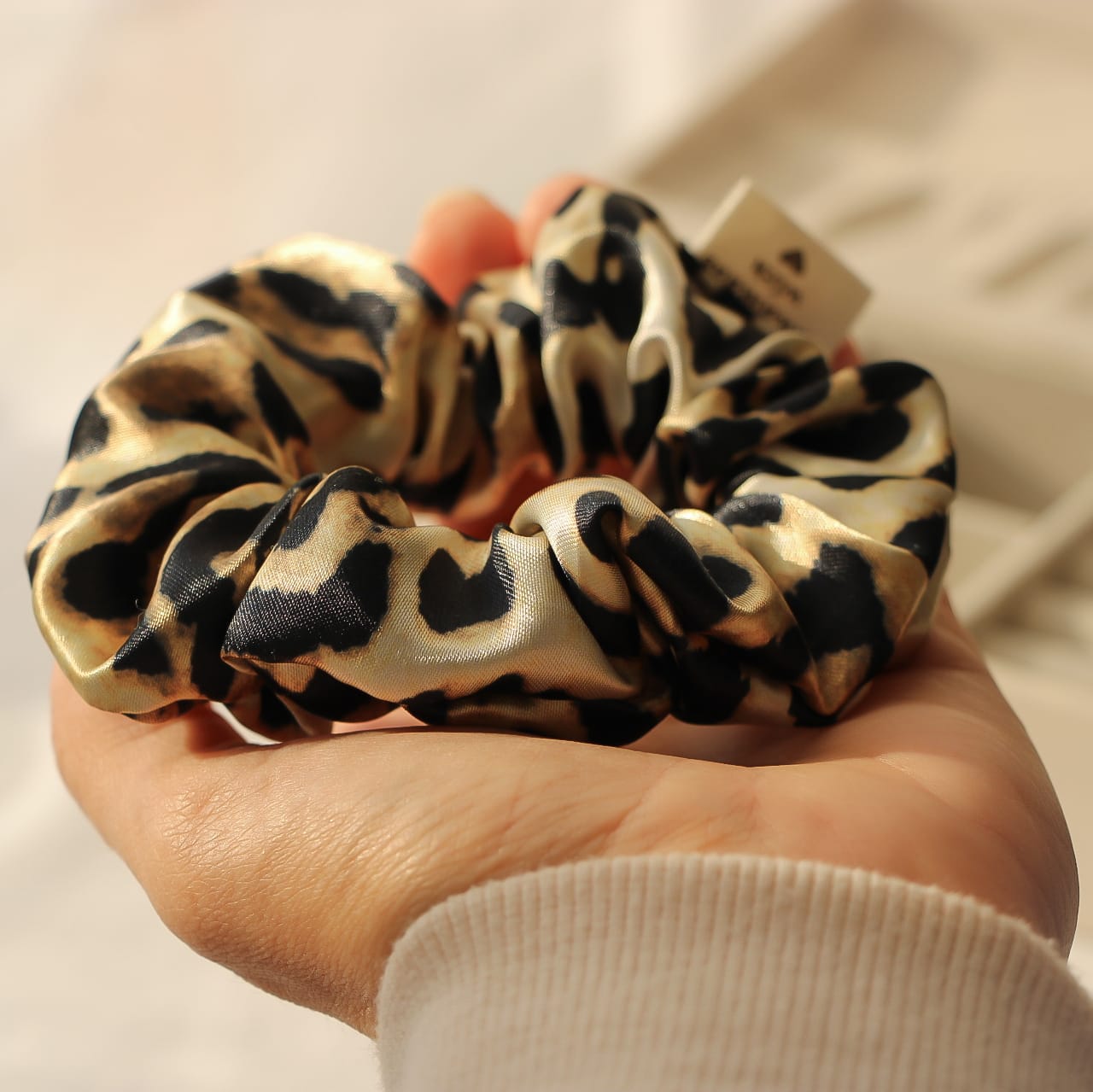 Leo Scrunchie, Satin