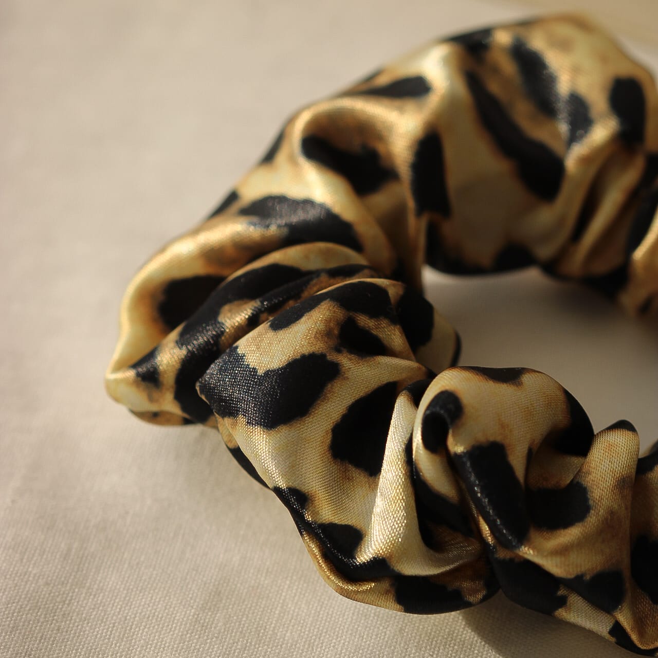 Leo Scrunchie, Satin