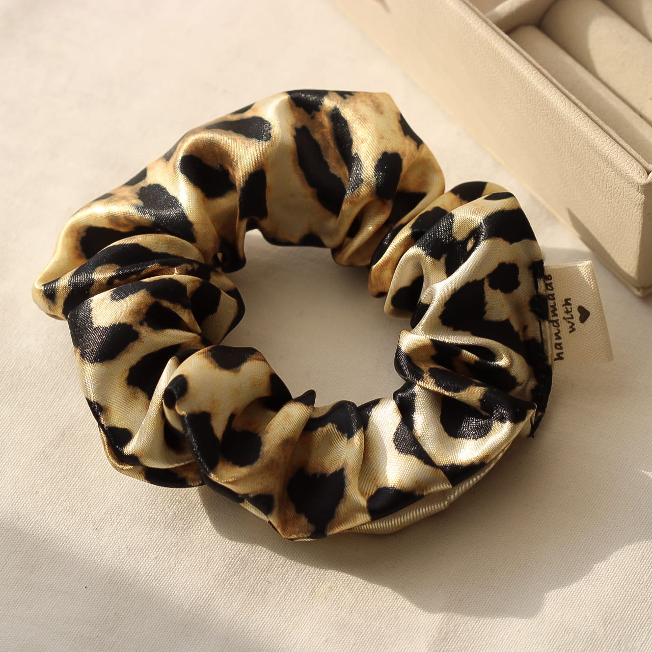 Leo Scrunchie, Satin